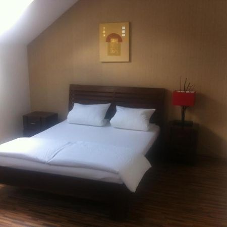Central Apartman Sopron Bagian luar foto