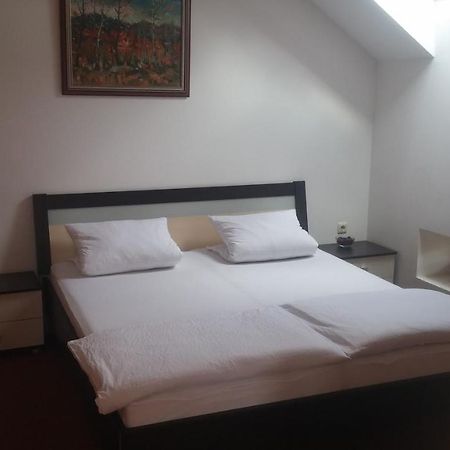 Central Apartman Sopron Bagian luar foto