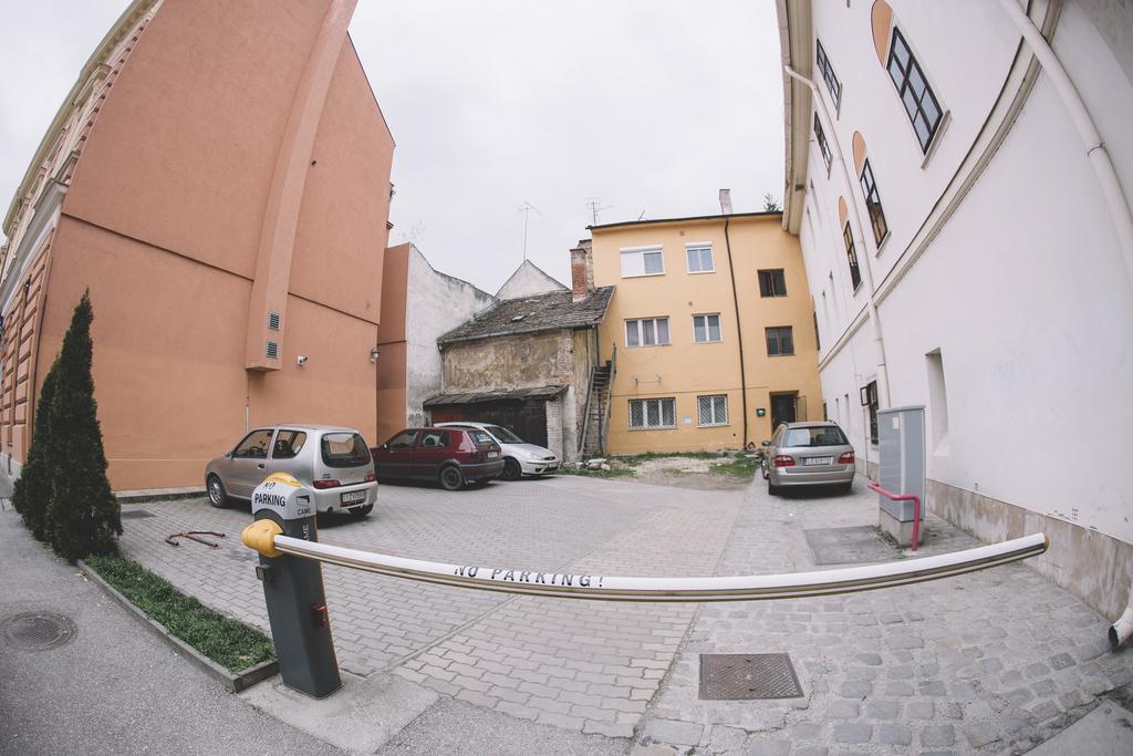 Central Apartman Sopron Bagian luar foto
