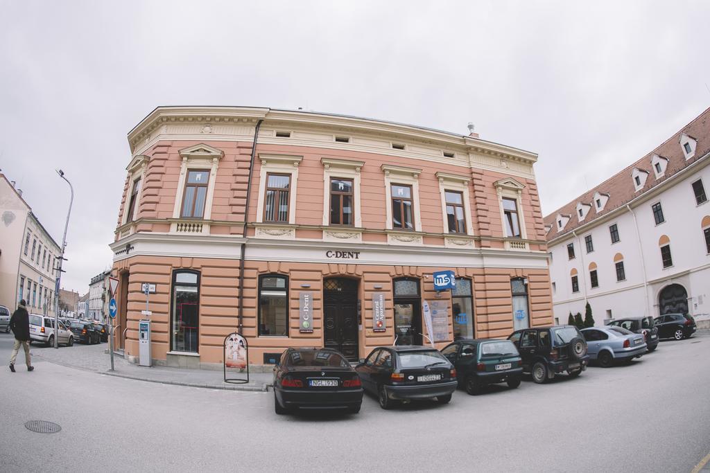 Central Apartman Sopron Bagian luar foto
