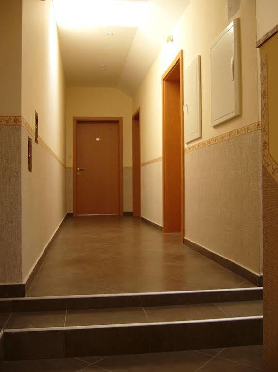 Central Apartman Sopron Bagian luar foto