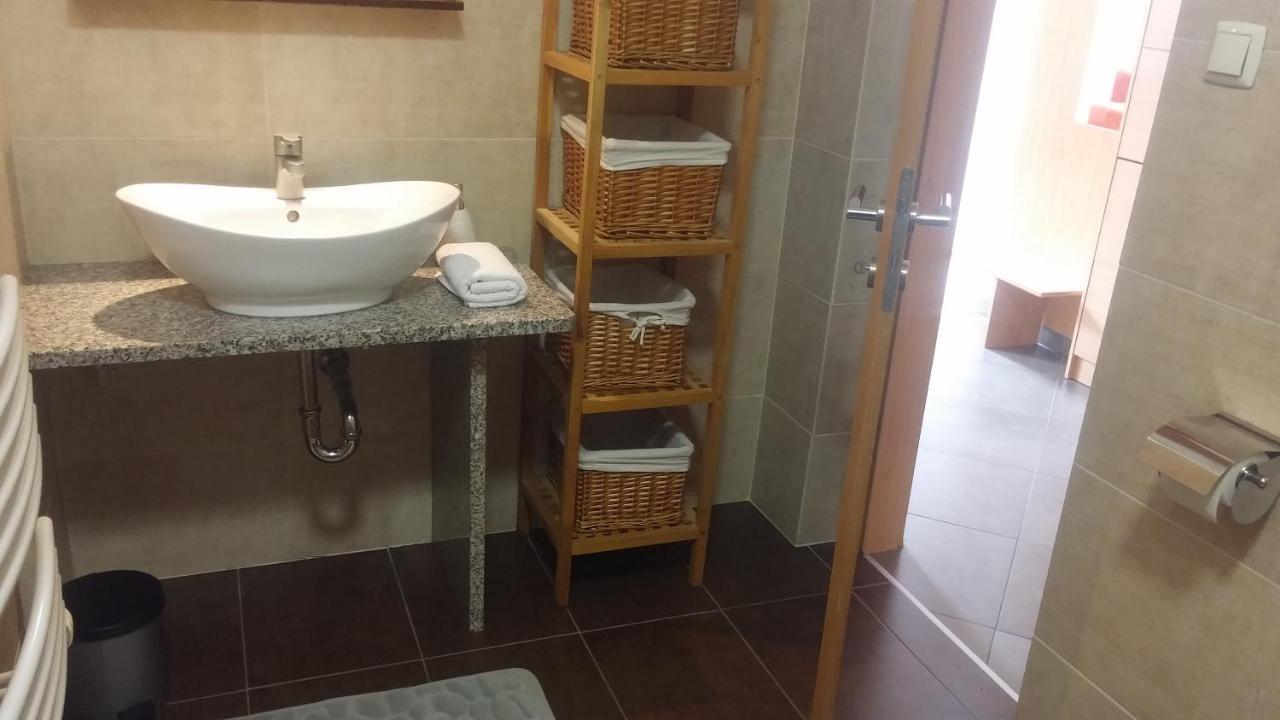 Central Apartman Sopron Bagian luar foto