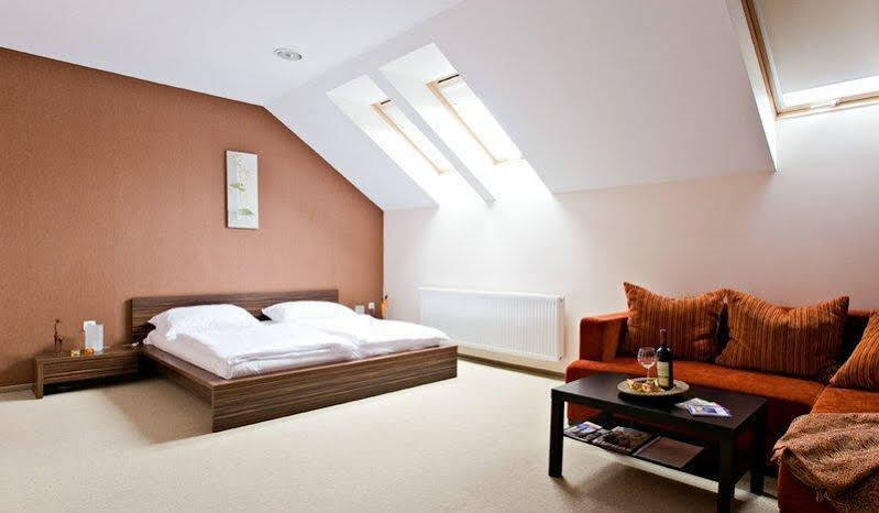 Central Apartman Sopron Bagian luar foto