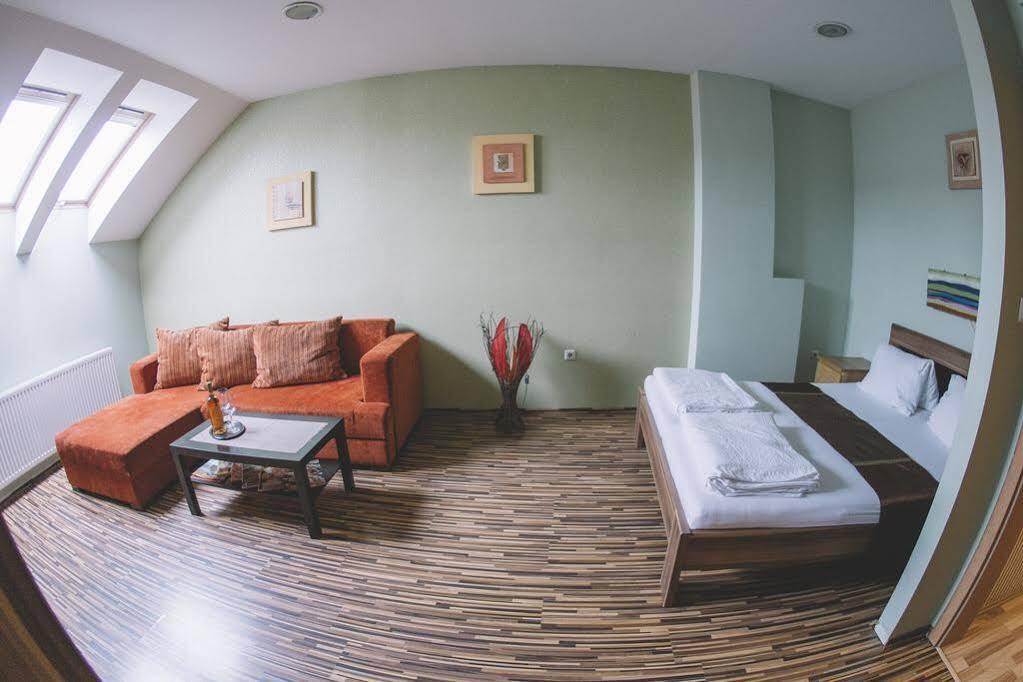 Central Apartman Sopron Bagian luar foto
