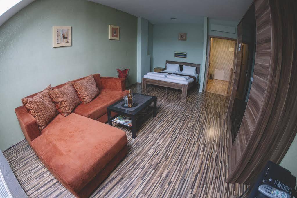 Central Apartman Sopron Bagian luar foto